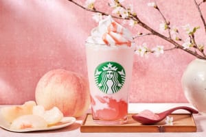 スタバのSAKURAシーズン2025！「白桃と桜わらびもち フラペチーノ®」2/15より発売！