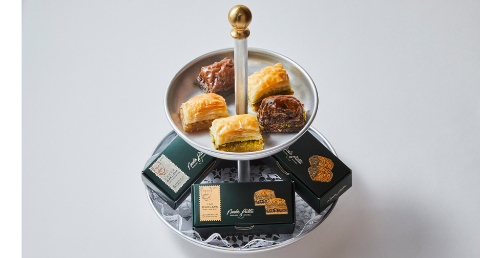 『HANEDA STAR＆LUXE 』の「ナーディル・ギュル／バクラヴァBOX ハネダ」