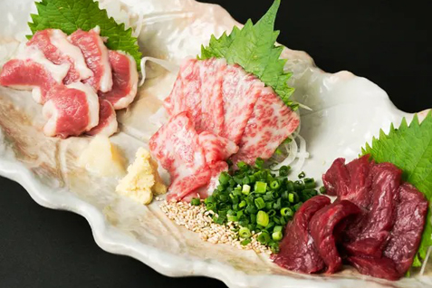 「博多もつ鍋 おおやま 池袋店」の「馬刺し盛り合わせ」