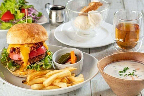 「AIN SOPH.soar」の「チリチーズバーガー」