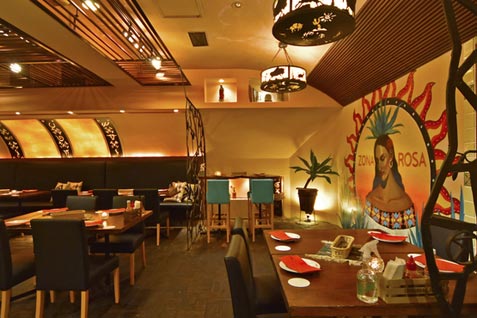 『ZONA ROSA（ソナロッサ）』の明るい雰囲気の店内