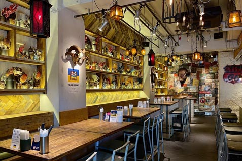 『Zest Cantina Daikanyama（ゼスト キャンティーナ ダイカンヤマ）』の「ジャンバラヤ」など遊び心あふれる店内。