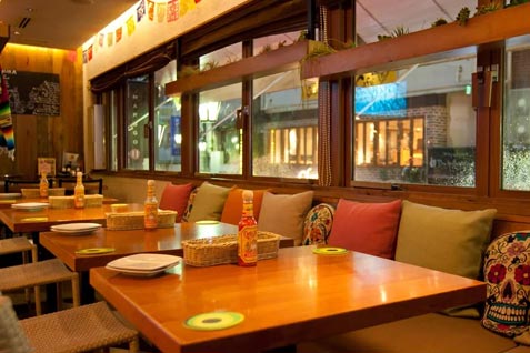 『Mexican Dining AVOCADO 新宿店』のカラフルな空間