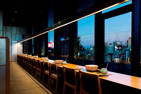 『京都 瓢斗 渋谷店』の夜景を一望できるカウンター席