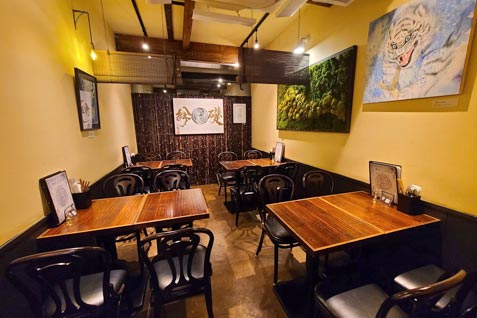 『薬膳Dining&Bar 銀座しんのう』の和モダンな店内