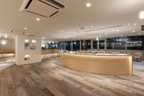 『ITOCHU SDGs STUDIO RESTAURANT星のキッチン』の広々した店内