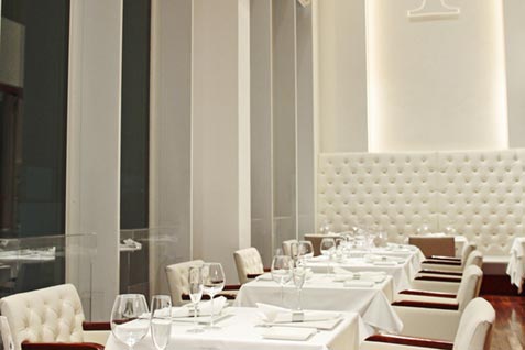 『GINZA chez tomo（ギンザ シェ・トモ）』のオーセンティックな店内