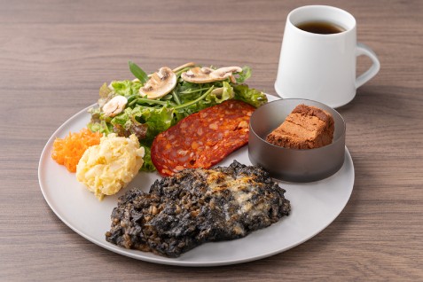 黒（ネロ）：イカスミソースと季節の食材をベースとしたどっしりとした黒「イカスミソースと季節の野菜をベースの黒のラザニア」