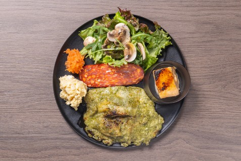 「COLORS CAFE（カラーズカフェ）」の「ェノヴェーゼと野菜をベースの緑のラザニア」