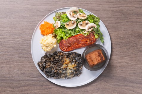 黒（ネロ）：イカスミソースと季節の食材をベースとしたどっしりとした黒「イカスミソースと季節の野菜をベースの黒のラザニア」