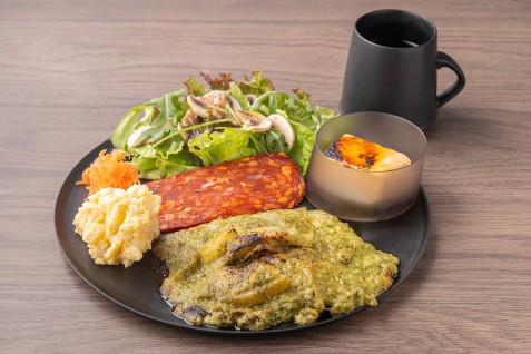 「COLORS CAFE（カラーズカフェ）」の「ェノヴェーゼと野菜をベースの緑のラザニア」