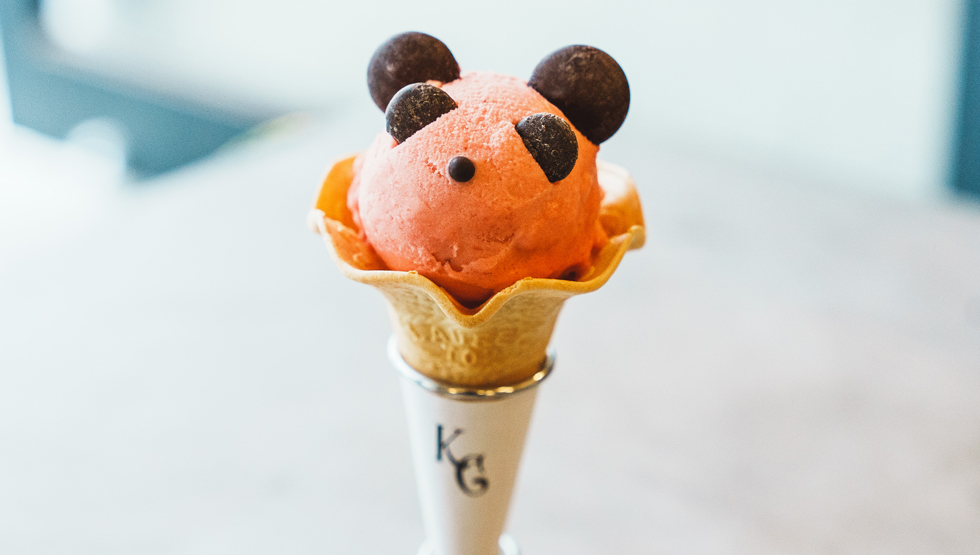 『KURAMAE CANNELÉ エキュート上野店』の「パンダいちごソフトクリーム」