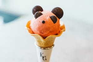 『KURAMAE CANNELÉ エキュート上野店』の「パンダいちごソフトクリーム」