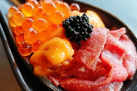 「沖縄肉酒場 轍」の「沖縄肉酒場 轍」の「石垣牛 ウニとイクラの極上肉寿司」