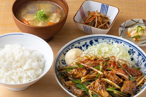『酒場 ダルマ』の「豚の生姜焼き定食」