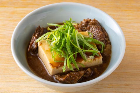 『酒場 ダルマ』の「牛すじ煮込み」