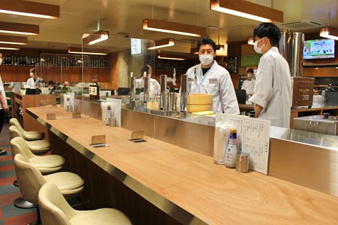 『酒場 ダルマ』の店内