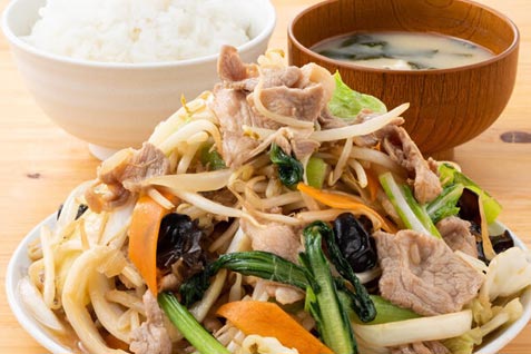 『定食のまる大 飯田橋西口店』の「鬼盛肉野菜炒め定食」