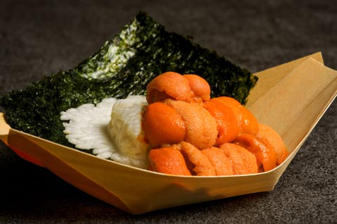 『築地のにぎり』の「こぼれうにの羽根つき焼きおにぎり」