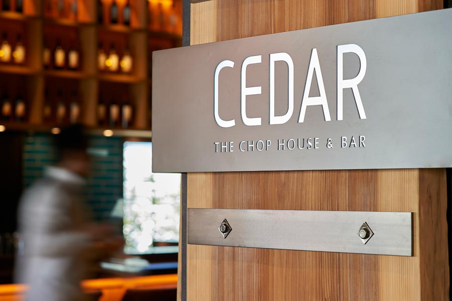 『CEDAR THE CHOP HOUSE & BAR』の看板