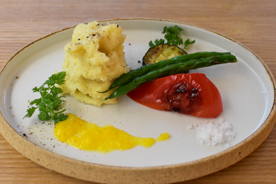 『京都小川生薬』の「主役級の熟成ジャガイモのポテトサラダと焼き野菜」
