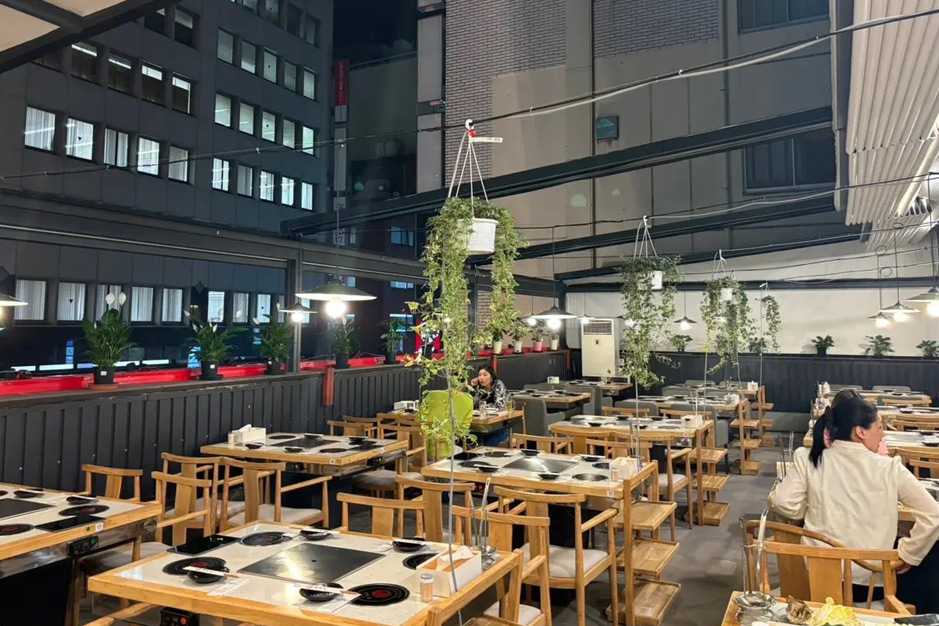 「老媽火鍋 しゃぶしゃぶ 新宿南口店」店内イメージ