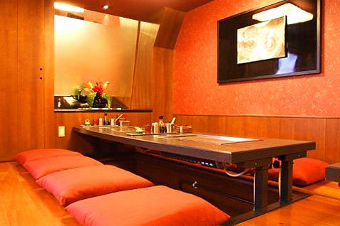「お好み焼き・もんじゃ焼食べ放題　お好みもんじゃ 横浜西口店」店内イメージ