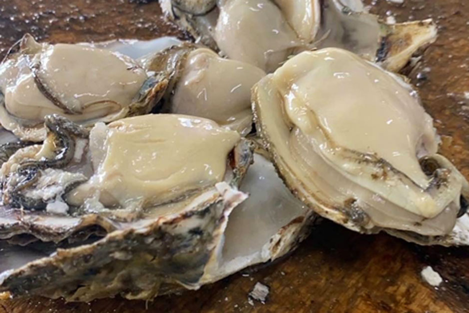 「海と酒 炙り屋 喰貝」の「生牡蠣」