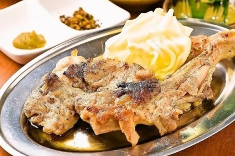 『和食酒場 やけん 日本橋』の骨付鶏