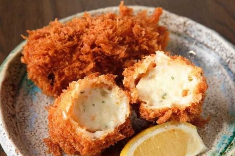 『熱々鉄板チェインズ 日比谷』のカキクリームコロッケ
