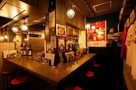 『熱々鉄板チェインズ 日比谷』の店内