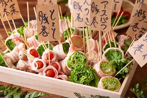 『焼き鳥 野菜巻き串 路地裏酒場 炭家 池袋店』の「野菜巻き串」