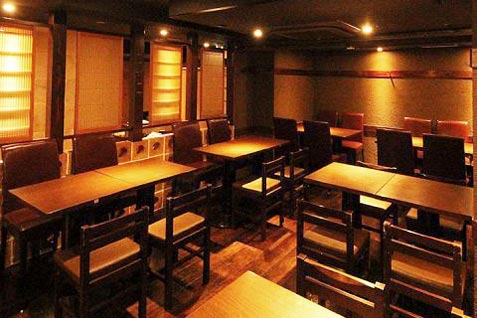 『大衆居酒屋 とりいちず 池袋東口店』のテーブル席
