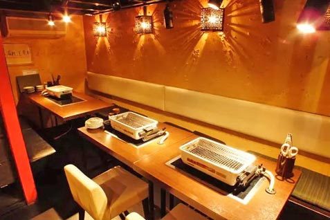 『浜焼酒場 トロハチ 渋谷店』のカジュアルな雰囲気の店内
