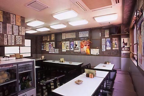 『もつ焼居酒屋 千両』の昭和レトロな店内