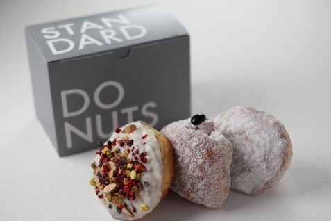「STANDARDDONUTS阪急大阪梅田駅店」の「マンスリーセット≪3個入≫900 円（税込972円） スタンダードドーナツ、森のショコラ、北海道あん生クリーム　3個入セット」