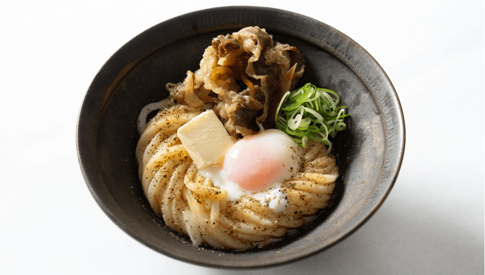 京都・五条「おうどん一（OUDON hajime）」の「カルピスバターとペッパーと温泉卵時雨牛肉 しょうゆ」