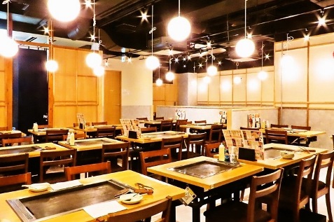 『もんじゃ酒場 だしや 横浜西口南幸店』の店内