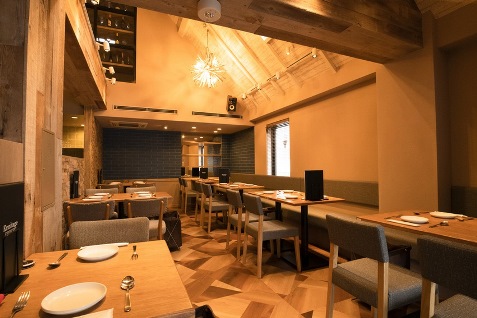 『Seafood bar Ermitage 横浜鶴屋町店』の店内