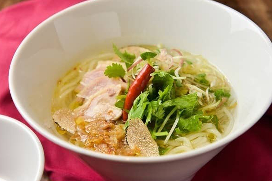 「ベトナムフレンチ デサリータ」の「トリュフ香る、鶏肉のASIANフォー」