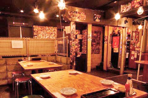 『大衆居酒屋 とりいちず 西武新宿駅前店』のノスタルジックな空間