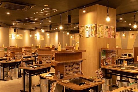 『大衆居酒屋 もんじゃ酒場 だしや 西新宿一丁目店』の広々とした店内