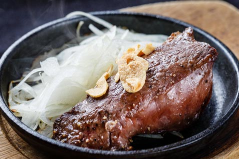 『BEEF KITCHEN STAND 歌舞伎町店』の名物「ビフテキ」