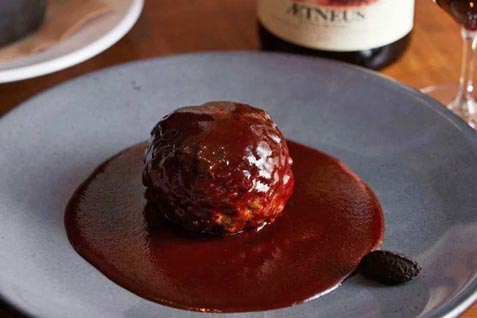 『TRUNK（KITCHEN）』の「炭火焼100%ビーフハンバーグステーキ 黒トリュフのタップナード」