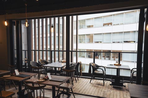 『Italianbar The Attachment 渋谷店』のスタイリッシュなテラス席