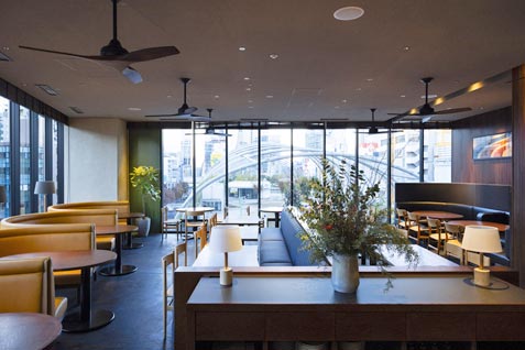 『TWELVE ON THE PARK BAR&GRILL』の居心地の良い空間