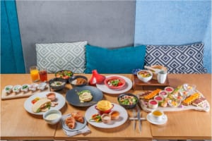 【名駅】地上80メートルの天空で楽しむ『The Living Room with SKY BAR』の"楽しくなる朝食"