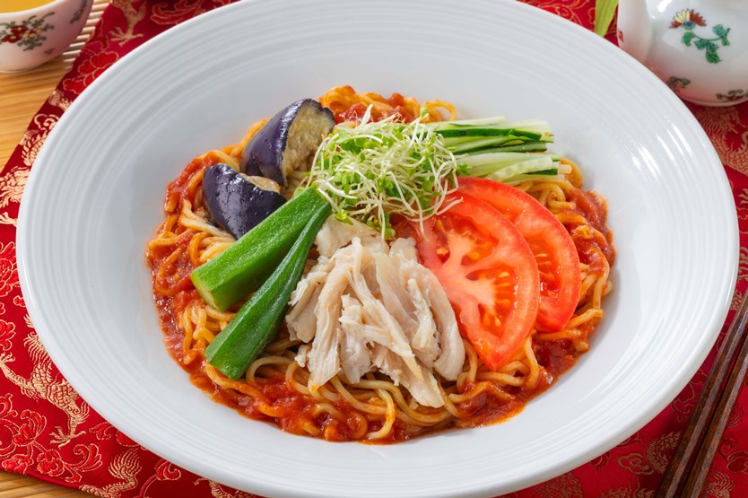 「夏野菜と蒸し鶏のトマト冷やし麺」