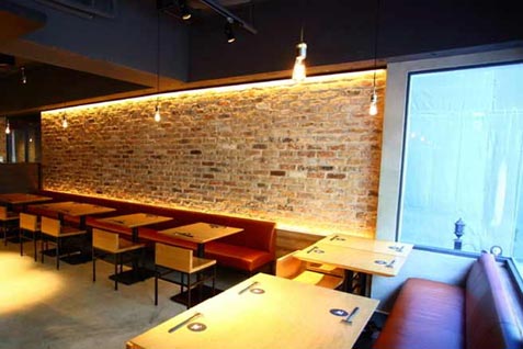 『KINKA SUSHI BAR IZAKAYA』の落ち着いたインテリアの店内