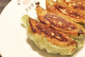 山芳製菓監修「わさビーフ餃子」！『渋谷餃子』にて限定販売！